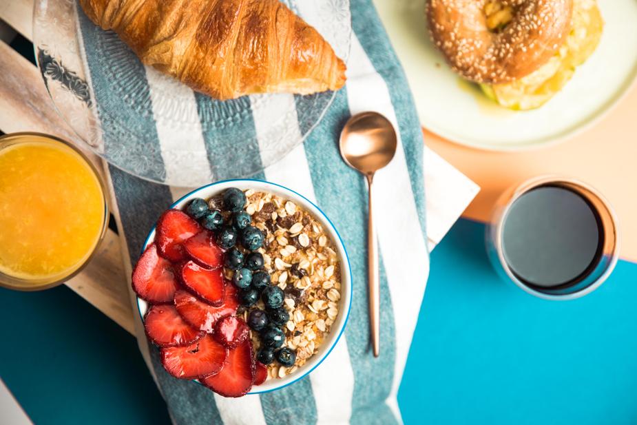 Photo représentant un petit déjeuner complet