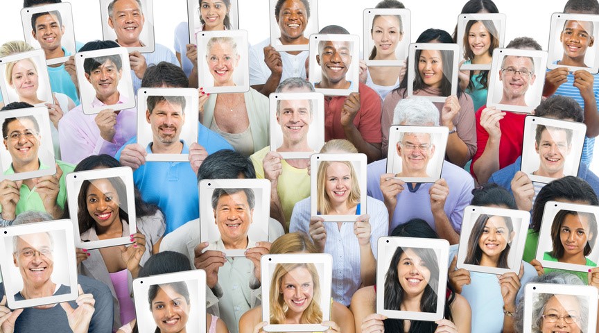 Photos montrant plein d'individus différents présentant une photographie d'eux-mêmes