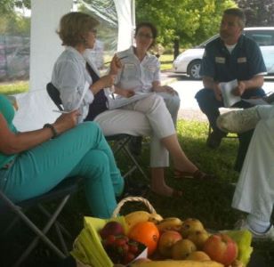 Photo montrant un atelier nutrition en plein air avec une nutritionniste et plusieurs salariés