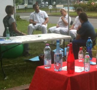 Photo montrant un atelier nutrition en plein air avec une nutritionniste et plusieurs salariés