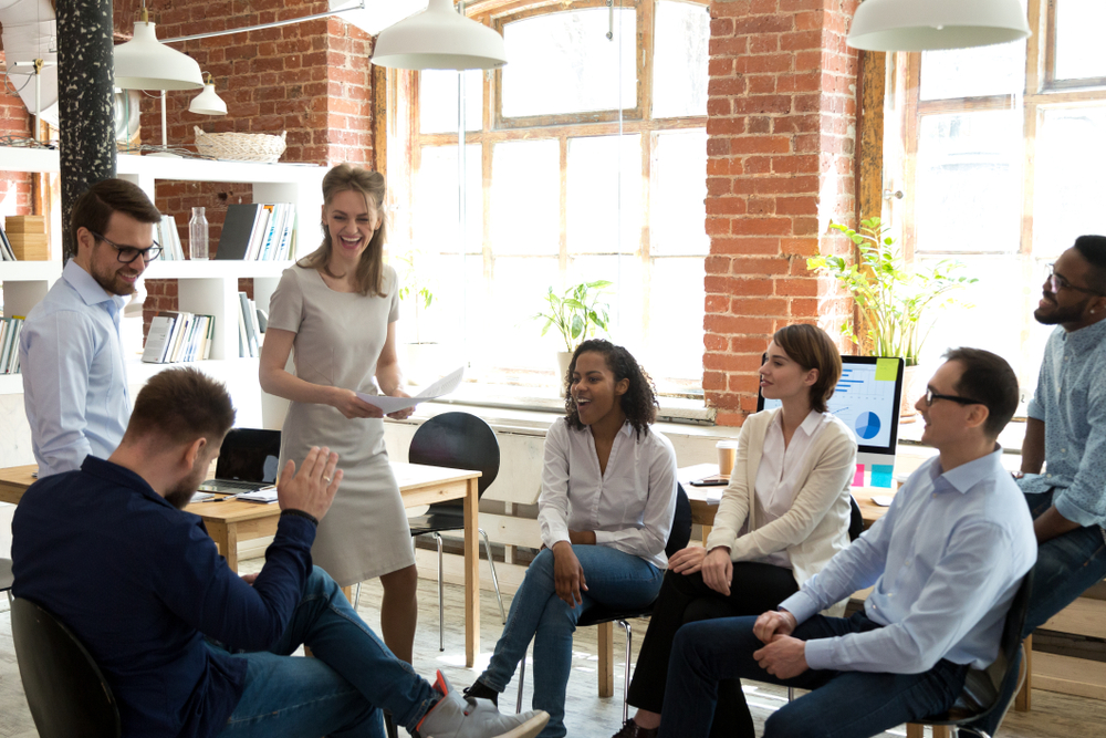 Photo d'un atelier sur regroupant un coach et 6 salariés sur le thème de la gestion des relations d'équipe