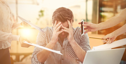 Photo d'un homme stressé au travail