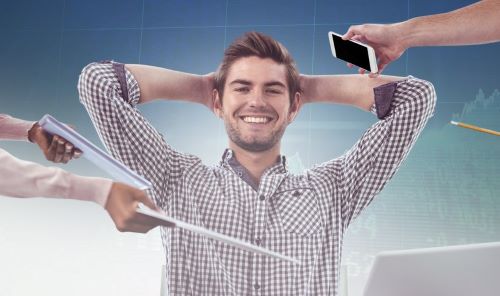 Photo d'un homme gérant bien son stress malgré les sollicitations au bureau