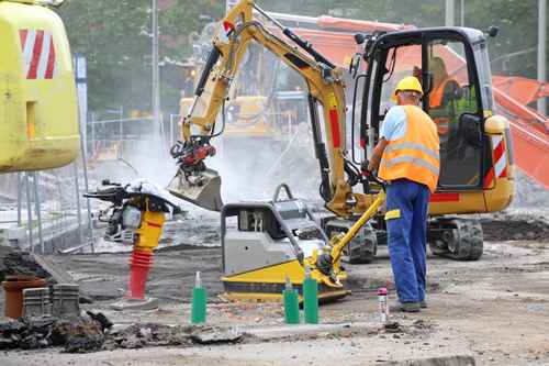 Salarié des travaux publics dans un environnement avec poussière et nuisance sonore