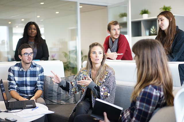 Salariés échangeant dans une bonne ambiance au travail