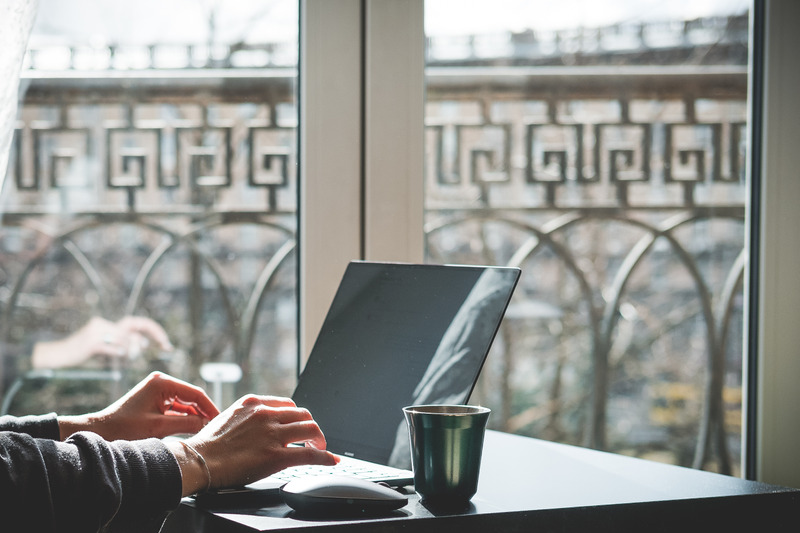 salarié travaillant sur ordinateur dans un appartement