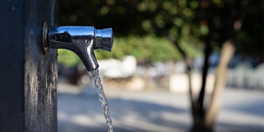 Eau coulant d'un robinet