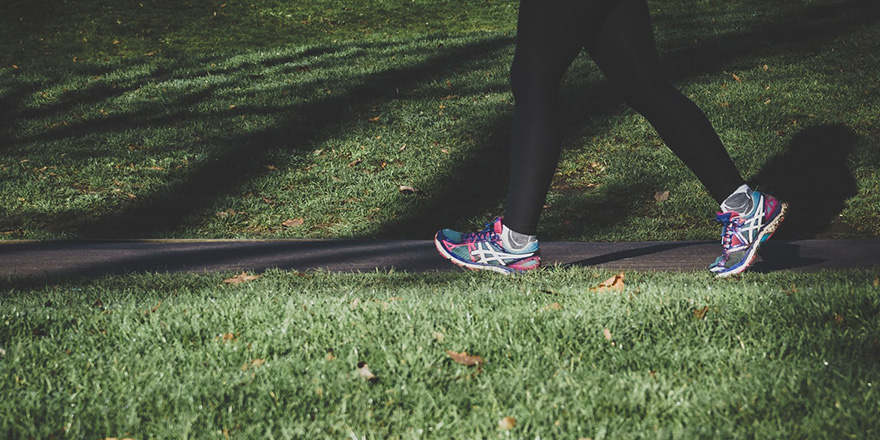 photo des jambes d'un jogger en action